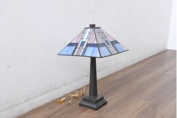 中古　ティファニースタイル　ステンドグラス　ブロンズフレーム　インテリアのアクセントになるテーブルスタンド(テーブルランプ、卓上照明、テーブルライト、スタンドライト、間接照明)(R-083798)
