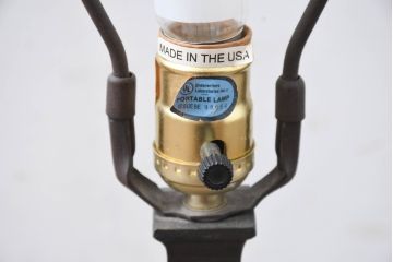 中古　ティファニースタイル　ステンドグラス　ブロンズフレーム　インテリアのアクセントになるテーブルスタンド(テーブルランプ、卓上照明、テーブルライト、スタンドライト、間接照明)(R-083798)