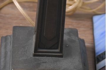 中古　ティファニースタイル　ステンドグラス　ブロンズフレーム　インテリアのアクセントになるテーブルスタンド(テーブルランプ、卓上照明、テーブルライト、スタンドライト、間接照明)(R-083798)