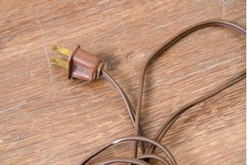アメリカビンテージ　真鍮(しんちゅう)　クラシカルな佇まいの3灯テーブルスタンド(ブラス、テーブルランプ、テーブル照明、テーブルライト、デスクライト、デスクスタンド、卓上照明、ヴィンテージ)(R-083799)