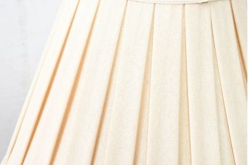 アメリカビンテージ　真鍮(しんちゅう)　クラシカルな佇まいの3灯テーブルスタンド(ブラス、テーブルランプ、テーブル照明、テーブルライト、デスクライト、デスクスタンド、卓上照明、ヴィンテージ)(R-083799)