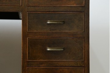 和製アンティーク　レトロな雰囲気が魅力の両袖机　(R-083801)