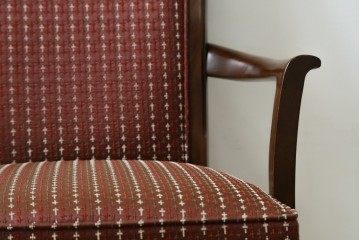 中古　美品　maruni(マルニ木工)　地中海シリーズ　あらゆるシーンに気品を添える逸品のカンヌアームチェア　定価約10万円　(R-083802)