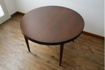 デンマークビンテージ　美品　Kai Kristiansen(カイ・クリスチャンセン)　ローズウッド材の上品な色合いが魅力のダイニングテーブル　(R-083806)