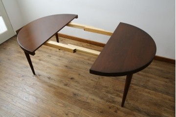 デンマークビンテージ　美品　Kai Kristiansen(カイ・クリスチャンセン)　ローズウッド材の上品な色合いが魅力のダイニングテーブル　(R-083806)