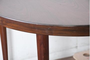 デンマークビンテージ　美品　Kai Kristiansen(カイ・クリスチャンセン)　ローズウッド材の上品な色合いが魅力のダイニングテーブル(エクステンションテーブル、拡張式テーブル、食卓、4人掛け、6人掛け、丸テーブル、ラウンドテーブル、オーバルテーブル、北欧ヴィンテージ)(R-083806)