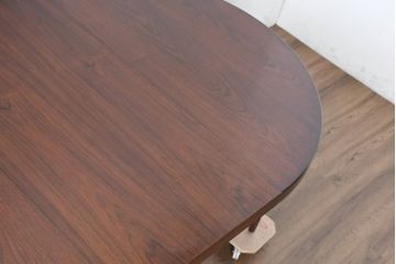 デンマークビンテージ　美品　Kai Kristiansen(カイ・クリスチャンセン)　ローズウッド材の上品な色合いが魅力のダイニングテーブル(エクステンションテーブル、拡張式テーブル、食卓、4人掛け、6人掛け、丸テーブル、ラウンドテーブル、オーバルテーブル、北欧ヴィンテージ)(R-083806)