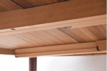 デンマークビンテージ　美品　Kai Kristiansen(カイ・クリスチャンセン)　ローズウッド材の上品な色合いが魅力のダイニングテーブル(エクステンションテーブル、拡張式テーブル、食卓、4人掛け、6人掛け、丸テーブル、ラウンドテーブル、オーバルテーブル、北欧ヴィンテージ)(R-083806)