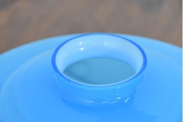 《引っ掛けシーリング式ペンダントライト加工費込み》　和製アンティーク　繊細なセルロイド装飾が魅力的な青色被せガラスの浅盛ガラスセード(シェード、電笠、吊り下げ照明、ペンダントライト、照明カバー)(R-083811)