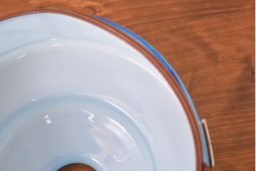 《引っ掛けシーリング式ペンダントライト加工費込み》　和製アンティーク　繊細なセルロイド装飾が魅力的な青色被せガラスの浅盛ガラスセード(シェード、電笠、吊り下げ照明、ペンダントライト、照明カバー)(R-083811)
