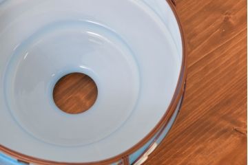 《引っ掛けシーリング式ペンダントライト加工費込み》　和製アンティーク　繊細なセルロイド装飾が魅力的な青色被せガラスの浅盛ガラスセード(シェード、電笠、吊り下げ照明、ペンダントライト、照明カバー)(R-083811)