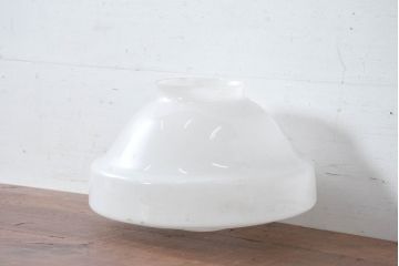 《引っ掛けシーリング式ペンダントライト加工費込み》　和製アンティーク　丸みを帯びたフォルムかわいらしい乳白ガラスペンダントライト(天井照明カバー、吊り下げ照明、シェード、電笠)(R-083820)