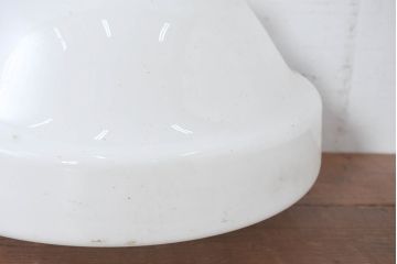 《引っ掛けシーリング式ペンダントライト加工費込み》　和製アンティーク　丸みを帯びたフォルムかわいらしい乳白ガラスペンダントライト(天井照明カバー、吊り下げ照明、シェード、電笠)(R-083820)
