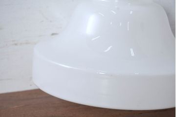 《引っ掛けシーリング式ペンダントライト加工費込み》　和製アンティーク　優美なフォルムが空間にやさしい印象を添える乳白ガラスペンダントライト(天井照明カバー、吊り下げ照明、シェード、電笠)(R-083821)