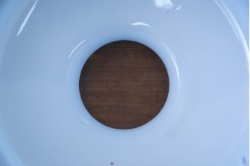 《引っ掛けシーリング式ペンダントライト加工費込み》　和製アンティーク　青色被せガラスのセルロイド装飾が珍しいペンダントライト(天井照明カバー、吊り下げ照明、シェード、電笠)(R-083839)