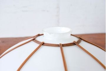 《引っ掛けシーリング式ペンダントライト加工費込み》　和製アンティーク　セルロイド装飾　柔らかな曲線と飴色の縁取りが懐かしく温かみあるペンダントライト(天井照明カバー、吊り下げ照明カバー、シェード、電笠)(R-083843)