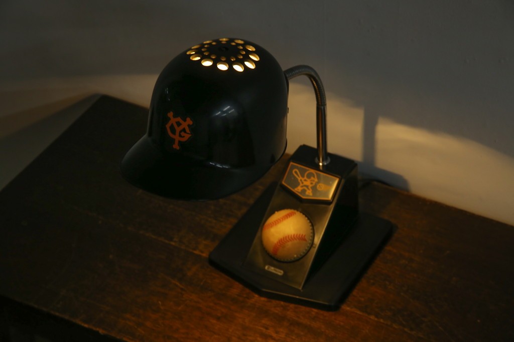 和製ビンテージ　HITACHI (日立)　非売品　限定ライト　記念ノベルティ　記念品　読売ジャイアンツ　ユニークなデザインでインテリアに遊び心をプラスするテーブルライト　(R-083865)