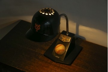 和製ビンテージ　HITACHI (日立)　非売品　限定ライト　記念ノベルティ　記念品　読売ジャイアンツ　ユニークなデザインでインテリアに遊び心をプラスするテーブルライト　(R-083865)