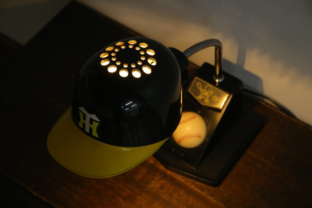 和製ビンテージ　HITACHI (日立)　非売品　限定ライト　記念ノベルティ　記念品　阪神タイガース　ユニークなデザインでインテリアに遊び心をプラスするテーブルランプ　(R-083866)