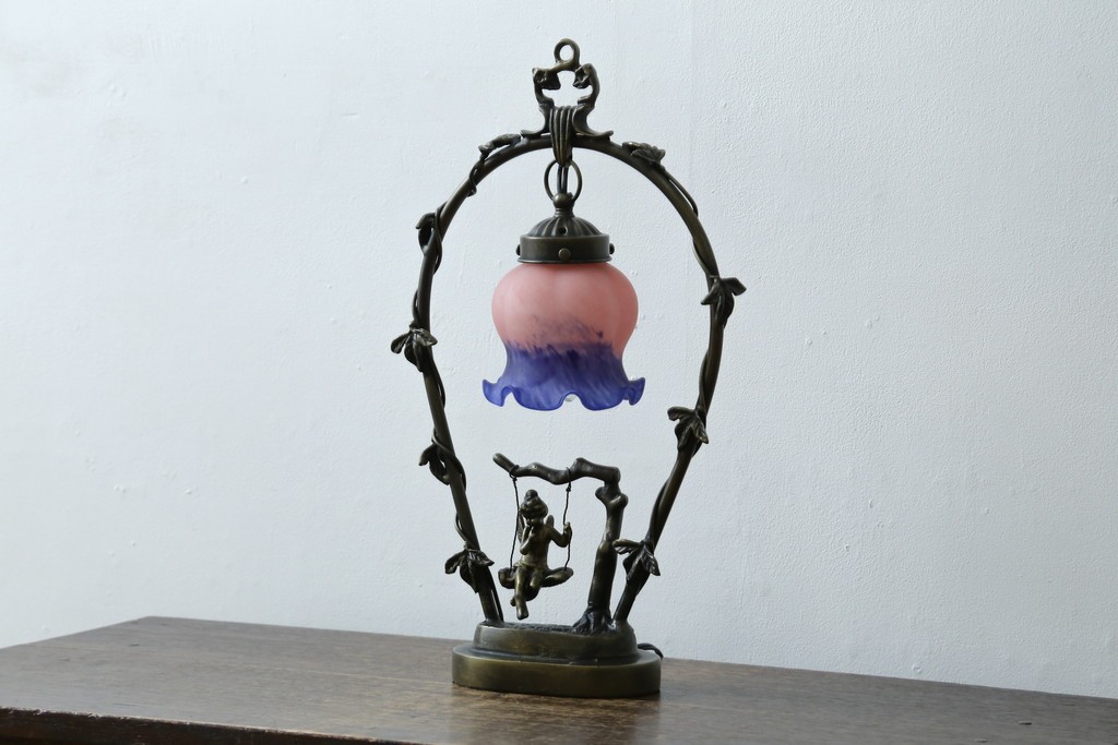 中古　アンティーク調　妖精のモチーフとツタ装飾のフレームが幻想的な雰囲気を演出するテーブルランプ　(R-083874)