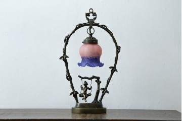 中古　アンティーク調　妖精のモチーフとツタ装飾のフレームが幻想的な雰囲気を演出するテーブルランプ　(R-083874)