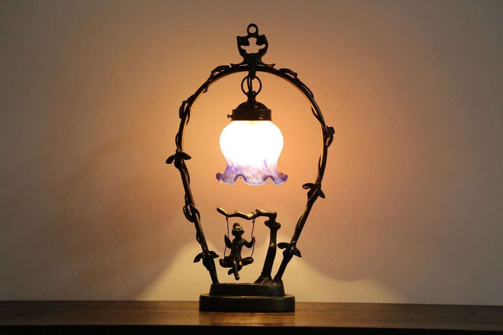 中古　アンティーク調　妖精のモチーフとツタ装飾のフレームが幻想的な雰囲気を演出するテーブルランプ　(R-083874)