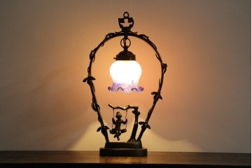 中古　アンティーク調　妖精のモチーフとツタ装飾のフレームが幻想的な雰囲気を演出するテーブルランプ　(R-083874)