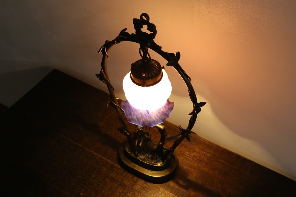 中古　アンティーク調　妖精のモチーフとツタ装飾のフレームが幻想的な雰囲気を演出するテーブルランプ　(R-083874)