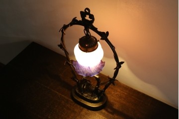 中古　アンティーク調　妖精のモチーフとツタ装飾のフレームが幻想的な雰囲気を演出するテーブルランプ　(R-083874)