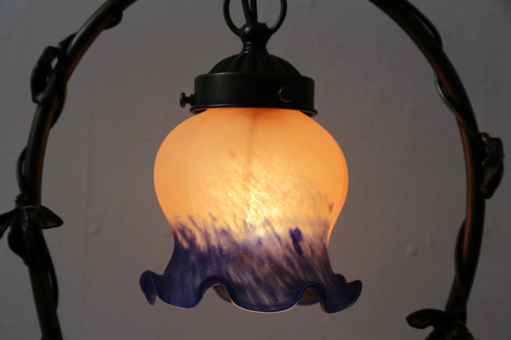 中古　アンティーク調　妖精のモチーフとツタ装飾のフレームが幻想的な雰囲気を演出するテーブルランプ　(R-083874)