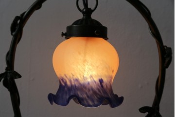 中古　アンティーク調　妖精のモチーフとツタ装飾のフレームが幻想的な雰囲気を演出するテーブルランプ　(R-083874)