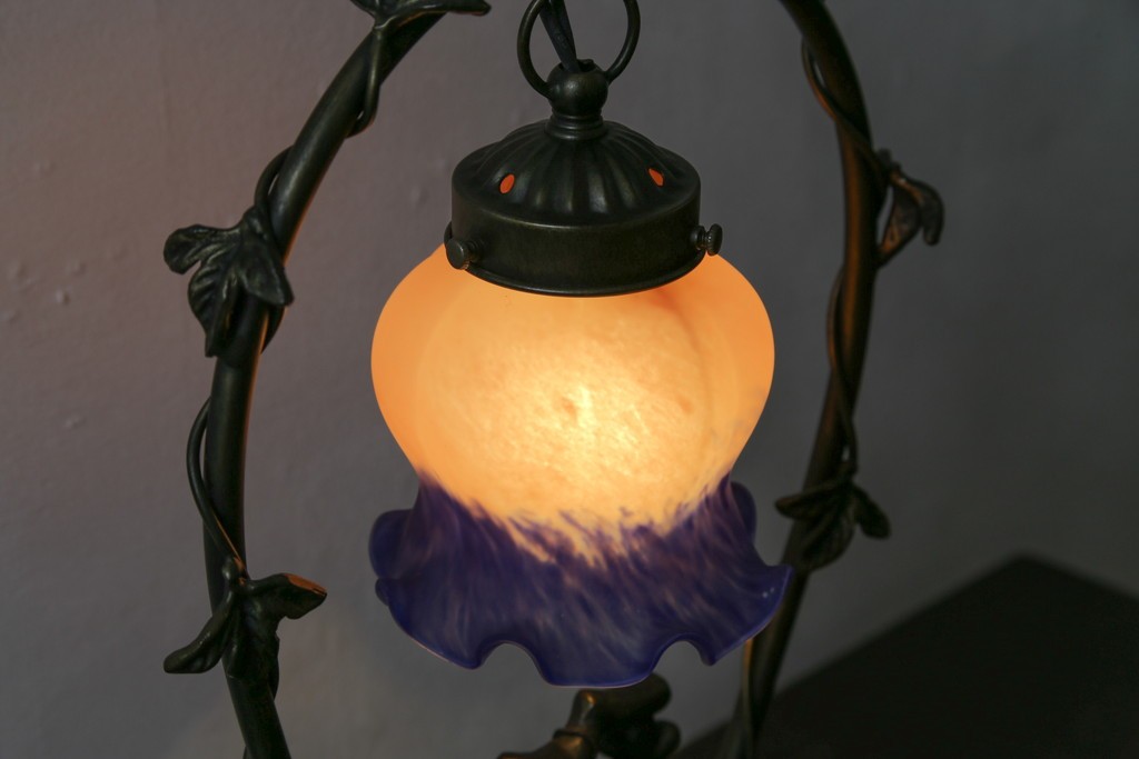 中古　アンティーク調　妖精のモチーフとツタ装飾のフレームが幻想的な雰囲気を演出するテーブルランプ　(R-083874)