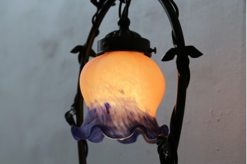 中古　アンティーク調　妖精のモチーフとツタ装飾のフレームが幻想的な雰囲気を演出するテーブルランプ　(R-083874)