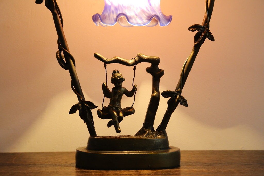 中古　アンティーク調　妖精のモチーフとツタ装飾のフレームが幻想的な雰囲気を演出するテーブルランプ　(R-083874)