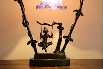 中古　アンティーク調　妖精のモチーフとツタ装飾のフレームが幻想的な雰囲気を演出するテーブルランプ　(R-083874)