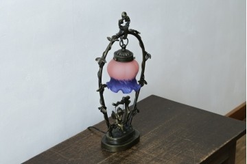 中古　アンティーク調　妖精のモチーフとツタ装飾のフレームが幻想的な雰囲気を演出するテーブルランプ　(R-083874)