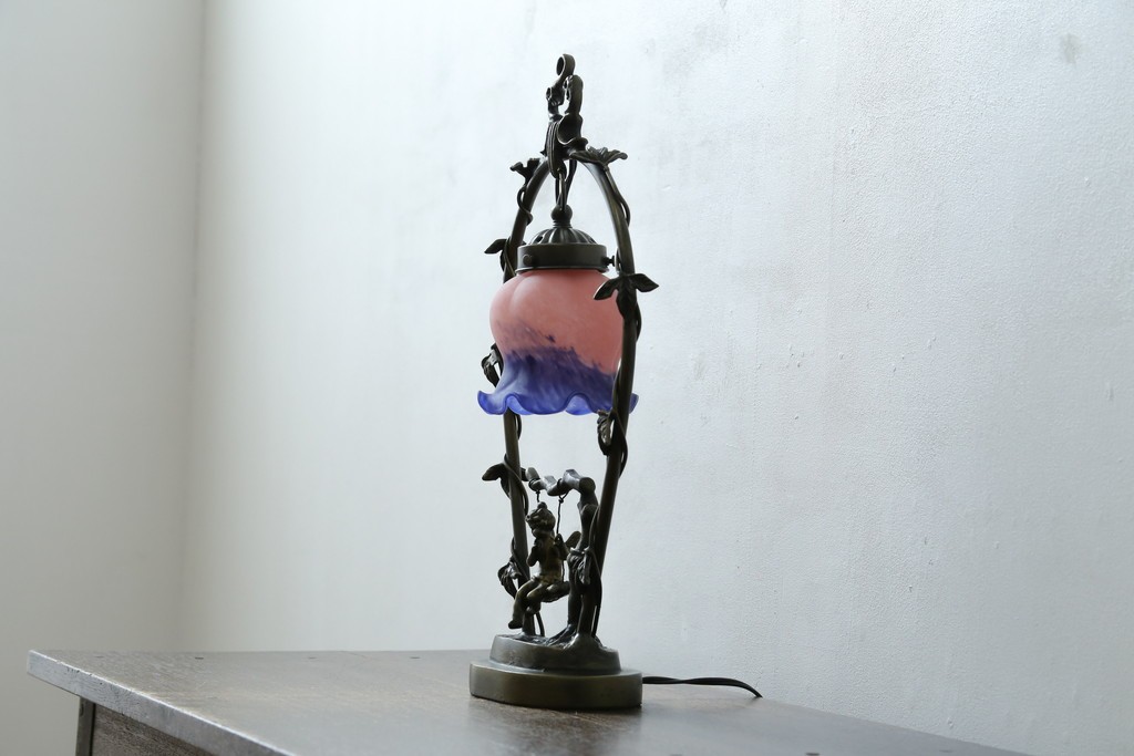 中古　アンティーク調　妖精のモチーフとツタ装飾のフレームが幻想的な雰囲気を演出するテーブルランプ　(R-083874)