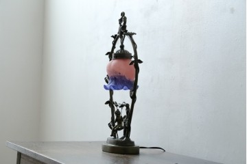 中古　アンティーク調　妖精のモチーフとツタ装飾のフレームが幻想的な雰囲気を演出するテーブルランプ　(R-083874)