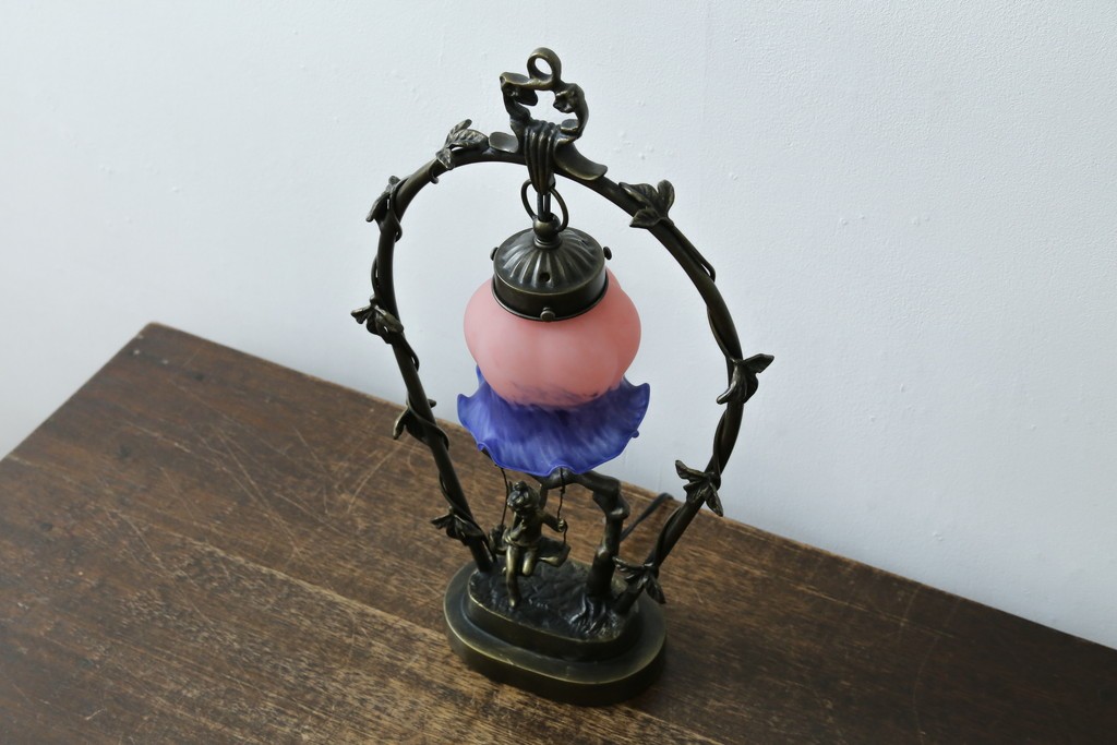 中古　アンティーク調　妖精のモチーフとツタ装飾のフレームが幻想的な雰囲気を演出するテーブルランプ　(R-083874)