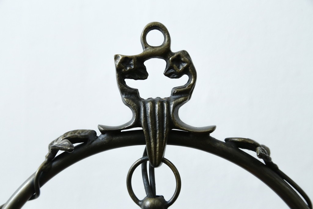 中古　アンティーク調　妖精のモチーフとツタ装飾のフレームが幻想的な雰囲気を演出するテーブルランプ　(R-083874)