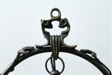 中古　アンティーク調　妖精のモチーフとツタ装飾のフレームが幻想的な雰囲気を演出するテーブルランプ　(R-083874)