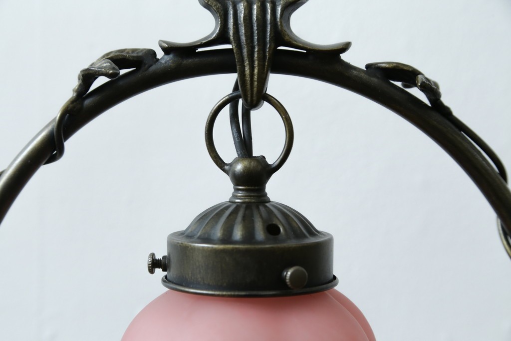 中古　アンティーク調　妖精のモチーフとツタ装飾のフレームが幻想的な雰囲気を演出するテーブルランプ　(R-083874)