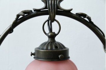 中古　アンティーク調　妖精のモチーフとツタ装飾のフレームが幻想的な雰囲気を演出するテーブルランプ　(R-083874)