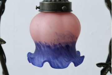 中古　アンティーク調　妖精のモチーフとツタ装飾のフレームが幻想的な雰囲気を演出するテーブルランプ　(R-083874)