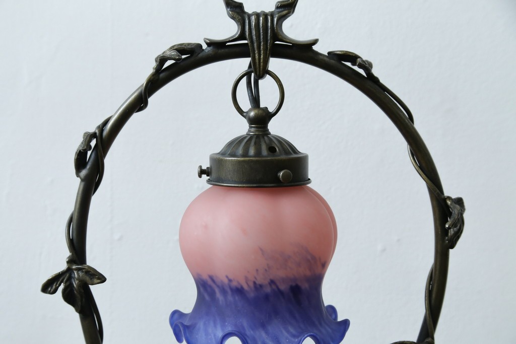 中古　アンティーク調　妖精のモチーフとツタ装飾のフレームが幻想的な雰囲気を演出するテーブルランプ　(R-083874)