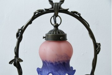 中古　アンティーク調　妖精のモチーフとツタ装飾のフレームが幻想的な雰囲気を演出するテーブルランプ　(R-083874)