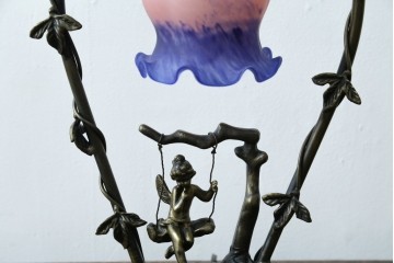 中古　アンティーク調　妖精のモチーフとツタ装飾のフレームが幻想的な雰囲気を演出するテーブルランプ　(R-083874)