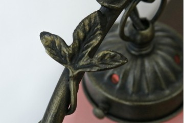 中古　アンティーク調　妖精のモチーフとツタ装飾のフレームが幻想的な雰囲気を演出するテーブルランプ　(R-083874)