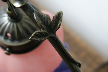 中古　アンティーク調　妖精のモチーフとツタ装飾のフレームが幻想的な雰囲気を演出するテーブルランプ　(R-083874)