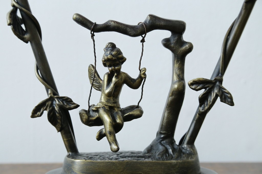 中古　アンティーク調　妖精のモチーフとツタ装飾のフレームが幻想的な雰囲気を演出するテーブルランプ　(R-083874)